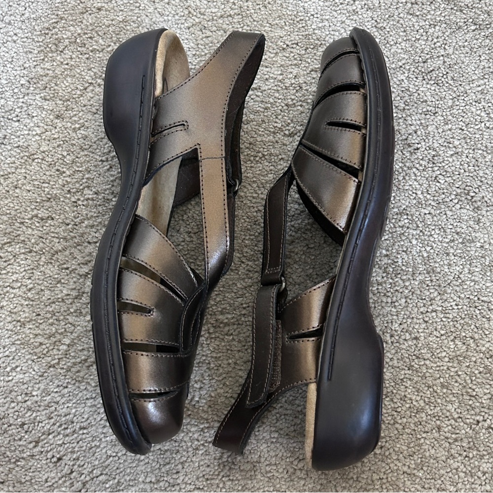 NEW Clarks Bendables Closed Toe Comfort Sandals Women's 7.5 Bronze Brown Leather - Picture 5 of 8